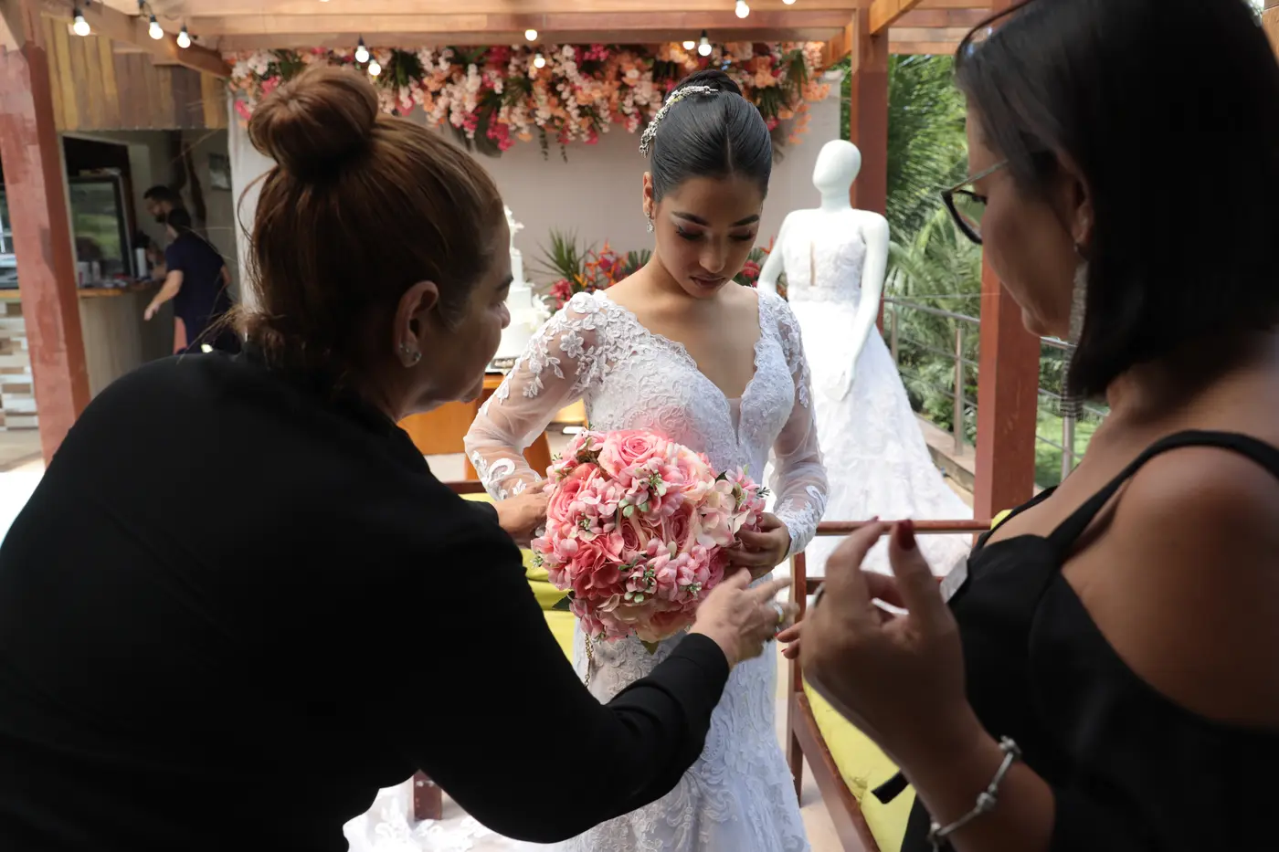 Profissionais ajustando vestido nos bastidores