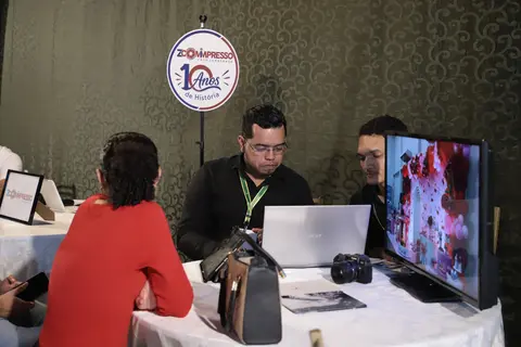Estande de fotografia com telas exibindo trabalhos