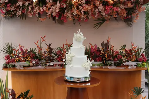 Mesa de bolo com flores vermelhas e brancas