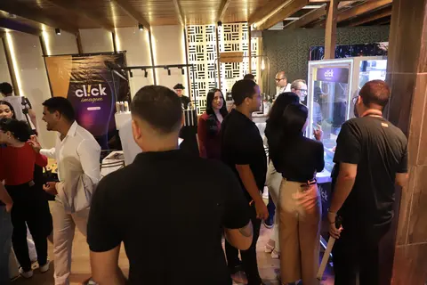 Visitantes circulando entre estandes da feira