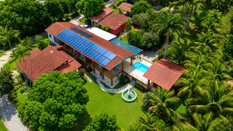 Vista aérea da estrutura da chácara com salão, piscina e área coberta