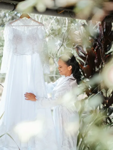 Vestido de noiva pendurado entre flores
