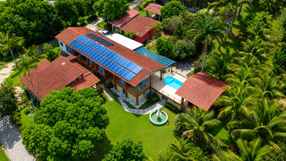 Vista aérea da estrutura da chácara com salão e piscina